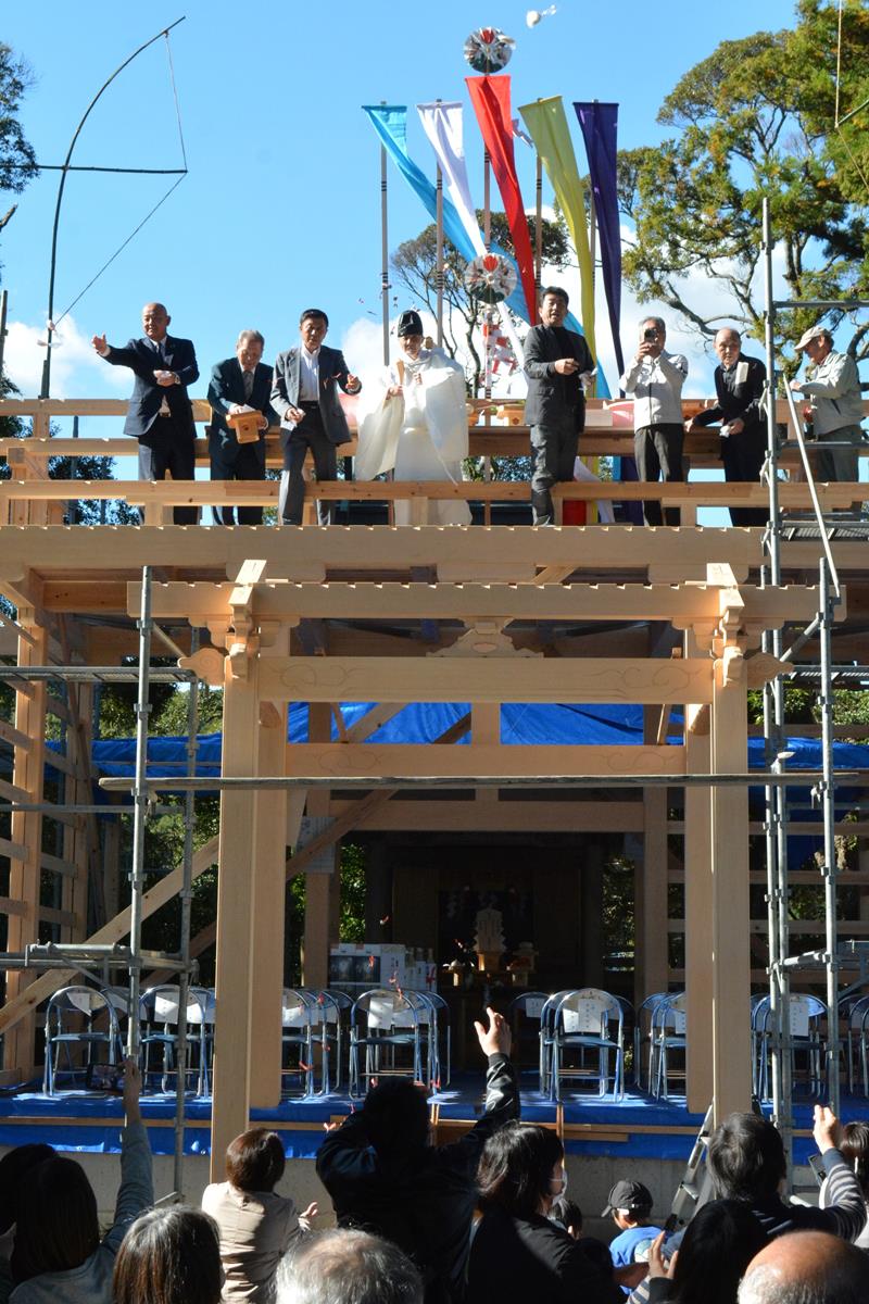地域住民が集まって行われた上棟式の散餅・散銭の儀＝１日、いすみ市