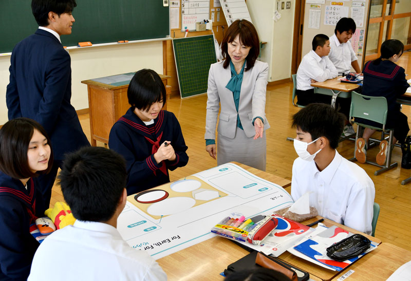 晩ご飯に使われた食材の生産地について意見を交わす生徒たち＝香取市立新島中学校