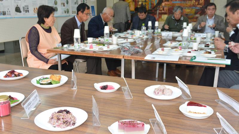 レシピコンテストで味や出来栄えなどを評価する審査員=12日、大多喜町