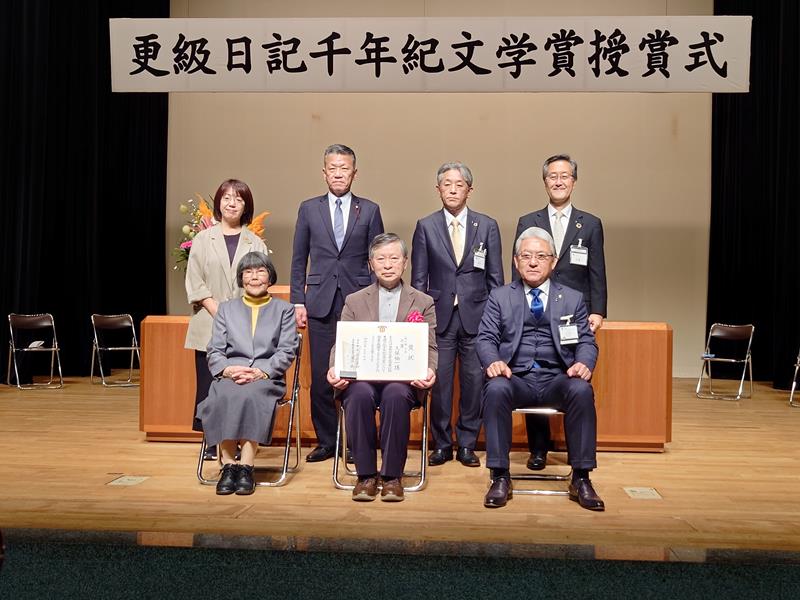 一般の部・小説で大賞を受賞した久保さん（前列中央）＝市原市民会館