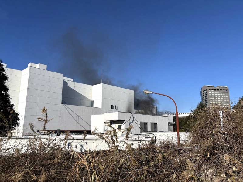 火災があった印西クリーンセンター＝２７日午前９時半ごろ、印西市大塚（読者提供）
