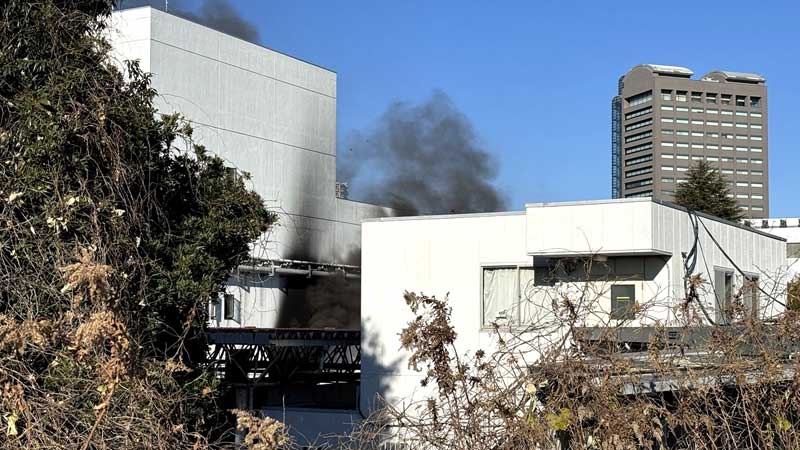 火災があった印西クリーンセンター＝２７日午前９時半ごろ、印西市大塚（読者提供）