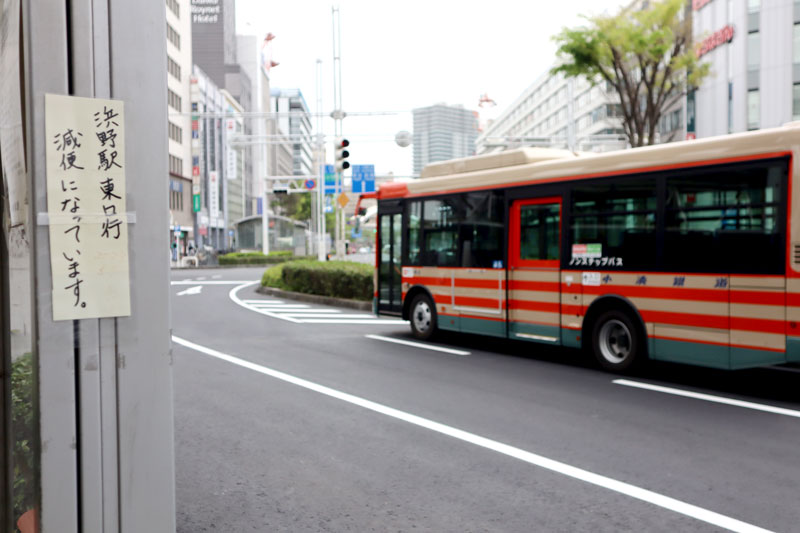 減便を知らせる張り紙と小湊鉄道バス＝４月、ＪＲ千葉駅
