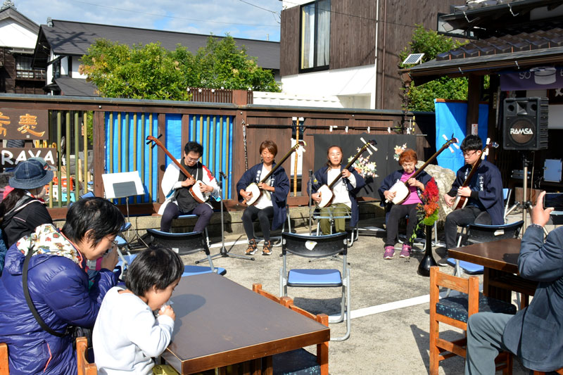 城下町通りで実施された「二十八市」。三味線の演奏やテント市が開かれた＝大多喜町