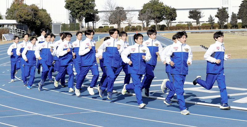 走り込む順天堂大の選手たち（順天堂大提供）