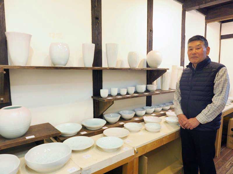 造形美と色合いにこだわった新作を披露する星野さん＝君津市
