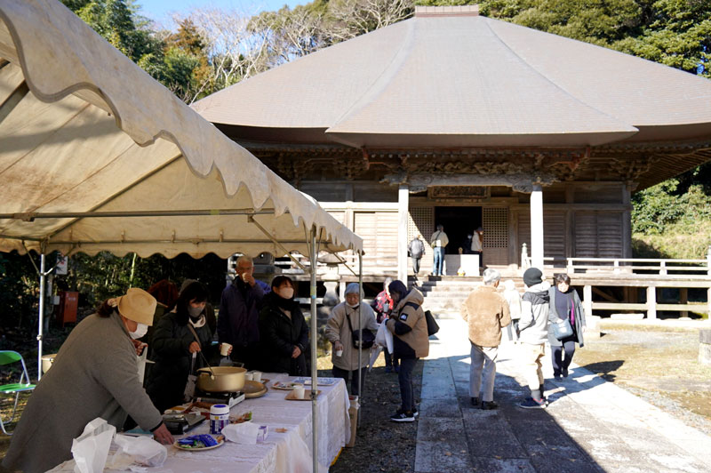 参拝者に甘酒が振る舞われ、にぎわう境内