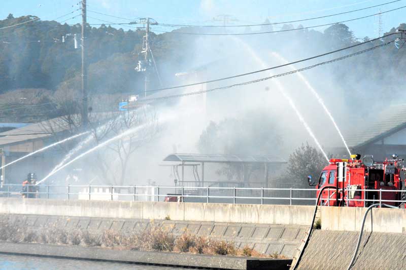 住宅火災で消火活動する消防関係者ら=10日午前、いすみ市