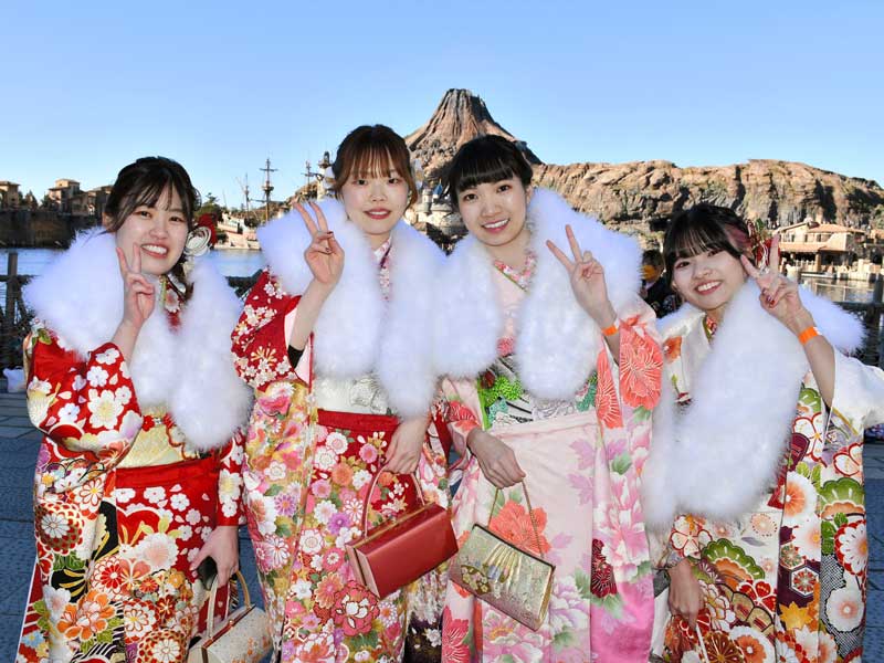 笑顔を見せる「新20歳」の若者たち=13日、浦安市の東京ディズニーシー