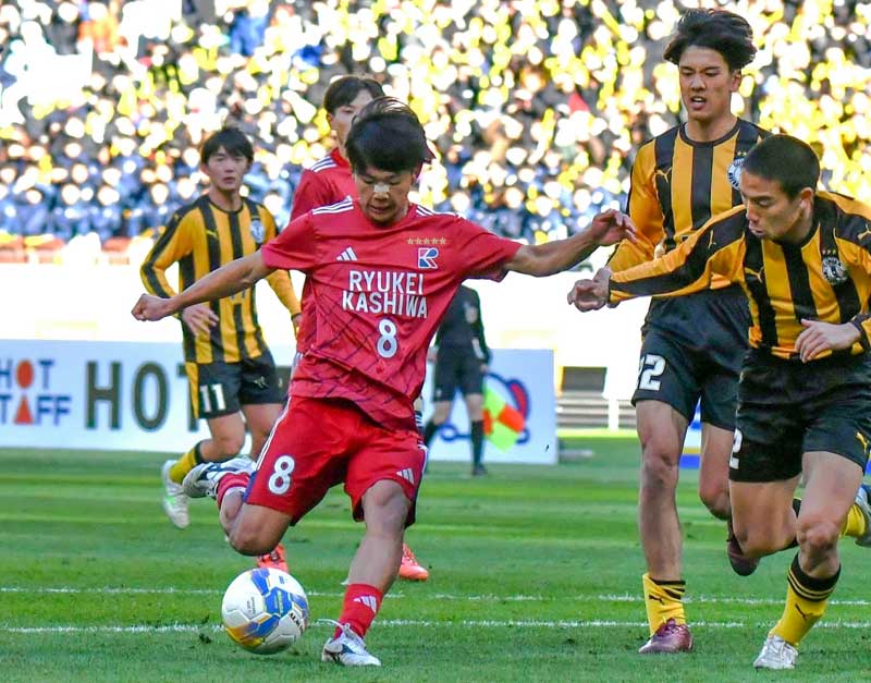 前橋育英─流通経大柏 前半12分、先制ゴールを決める流通経大柏の亀田(8)=国立競技場