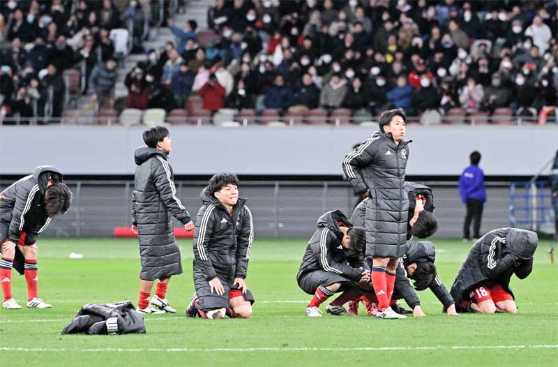 PK戦の末、前橋育英に敗れ肩を落とす流通経大柏の選手たち=国立競技場