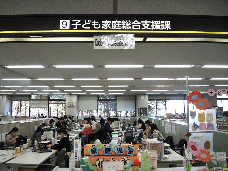 虐待が疑われる事案の相談支援に当たる野田市の子ども家庭総合支援課。担当の代田部長は「空振りは致し方ないが見逃しは絶対ないように」と職員に積極的な対応を求めている＝２２日