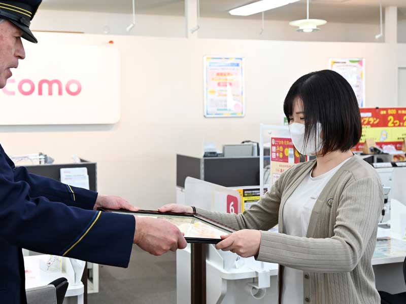 感謝状を受け取る湯川さん(右)=1月31日、千葉市稲毛区
