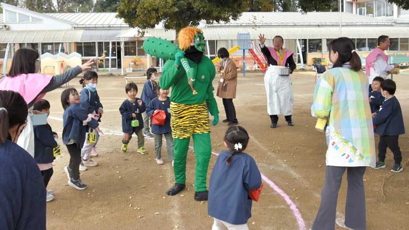 園庭に現れた鬼を退治するため落花生をまく園児ら＝３日、八街市立八街第一幼稚園