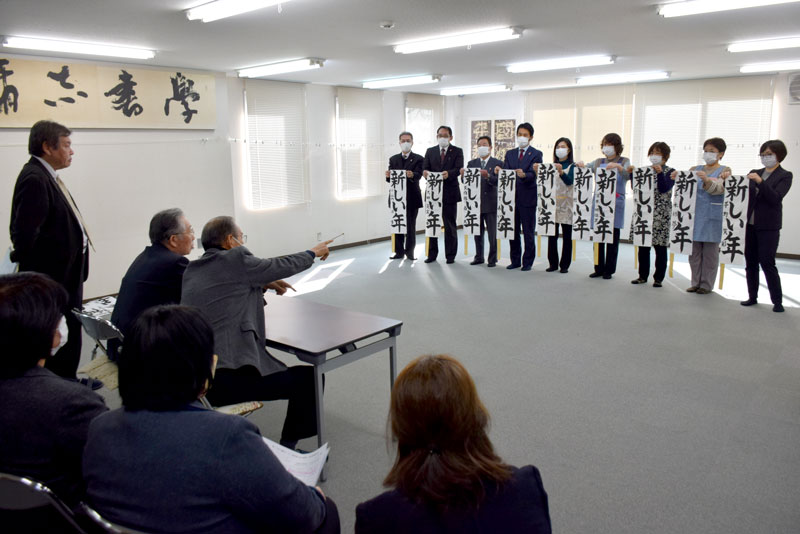 児童生徒の力作を審査する審査員ら＝１日、千葉市中央区