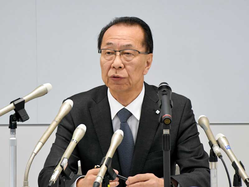 会見で質問に答える勝山教育長=4日、市川市役所