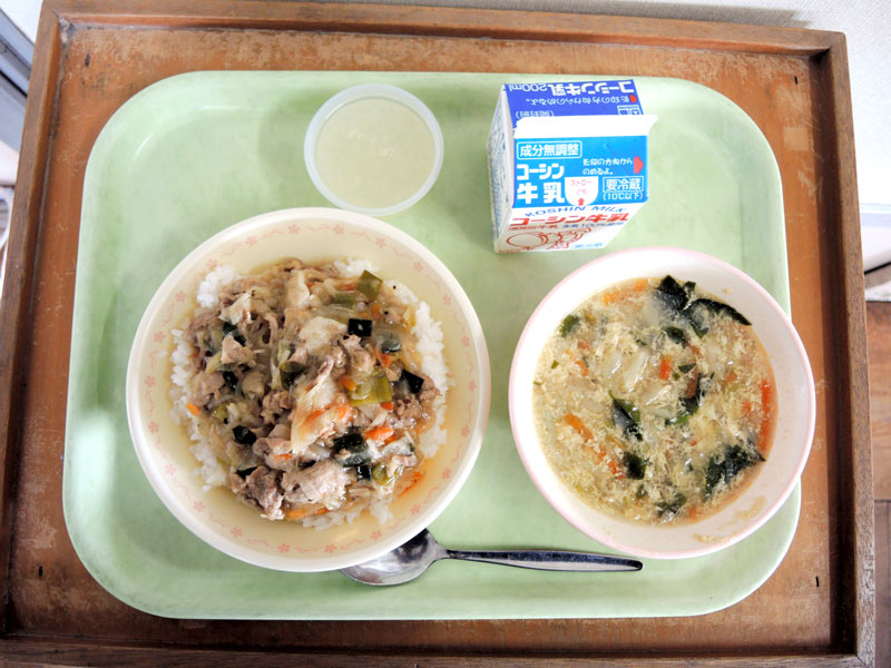 地元特産の矢切ネギを使った給食＝５日、松戸市