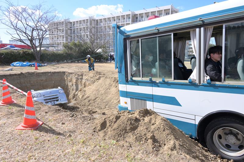 陥没した道路に車が転落した想定でも実施