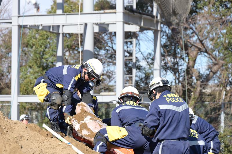 土砂崩れで生き埋めになった被災者（人形）を救助する訓練＝１９日、千葉市稲毛区