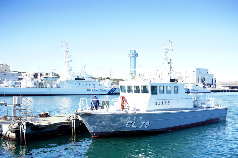 任務を終えた巡視艇とねかぜ（手前）。後ろ側に見えるのは同保安部所属の別の巡視船