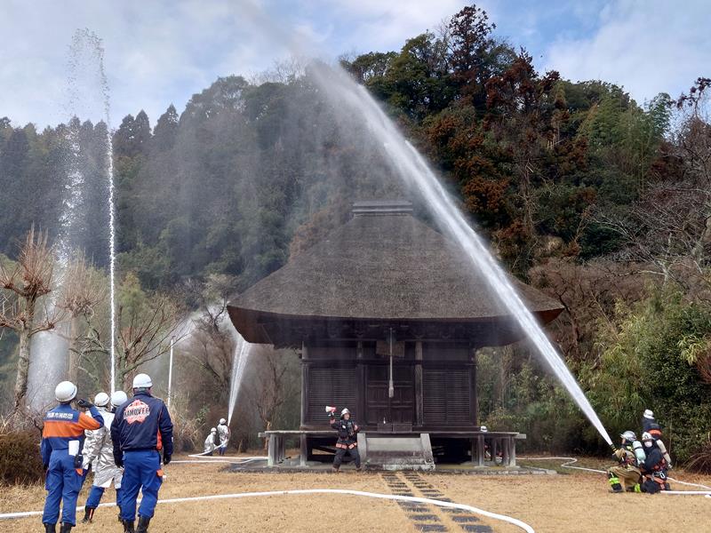 放水訓練に取り組む消防隊員ら＝市原市吉沢の鳳来寺観音堂