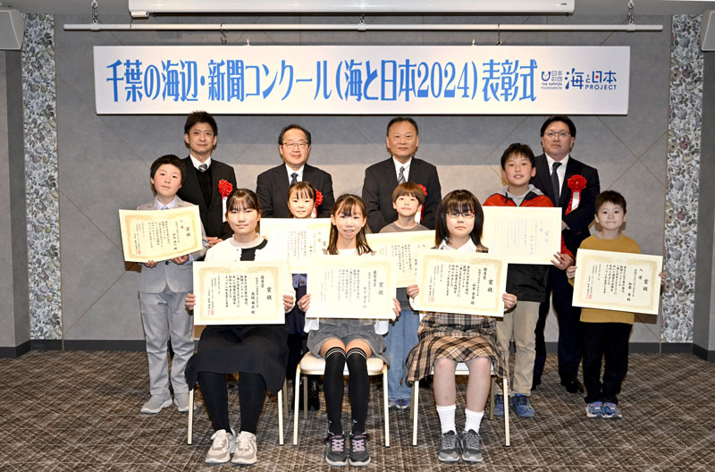 記念撮影で、賞状を手に笑顔の入賞者ら=1日、船橋市