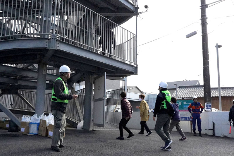 訓練で津波避難タワーに次々と集まる住民＝２日、旭市