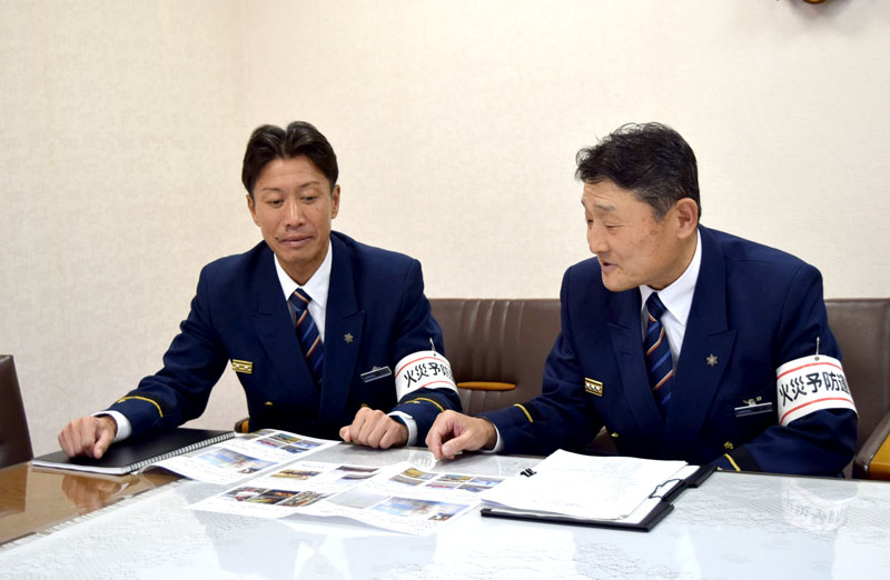 現地での消火活動について説明する織戸消防司令長（右）と湯川消防司令＝船橋市消防局