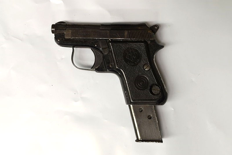 君津市の容疑者宅から押収された自動式拳銃（千葉県警提供）