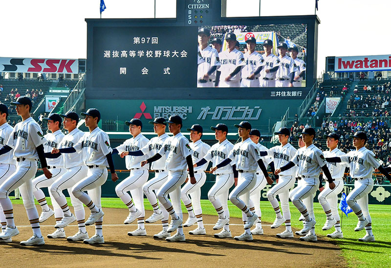 開会式で入場行進する千葉黎明ナイン＝甲子園