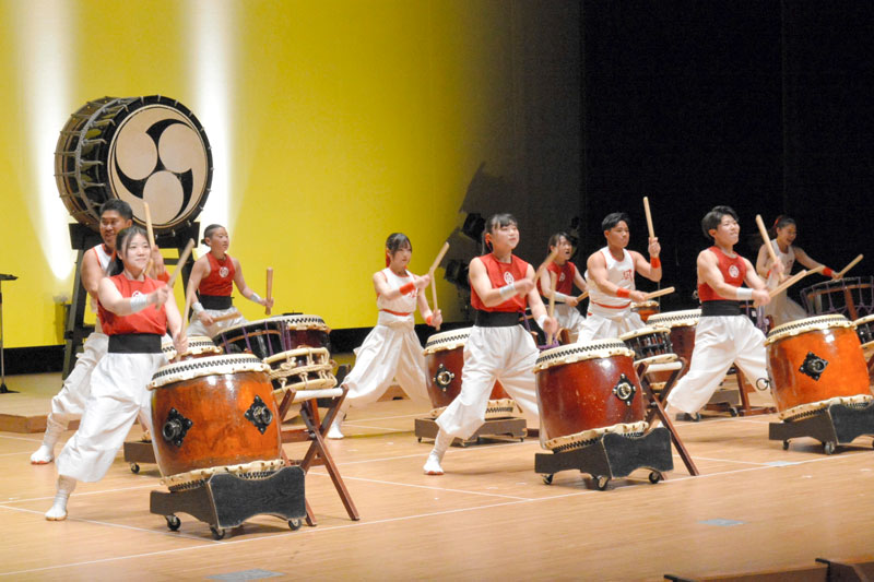 演奏会でパフォーマンスを披露する和太鼓凪＝いすみ市