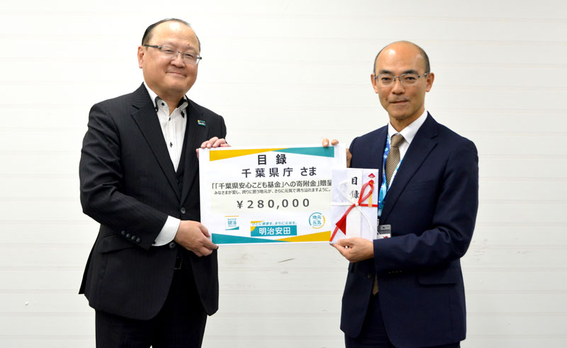 目録を持つ岡田健康福祉部長（右）と岡田千葉本部長＝県庁