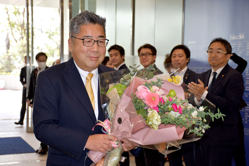 初登庁する内田市長（中央）＝２６日、浦安市役所