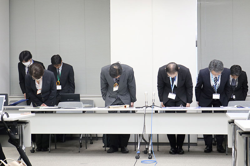 会見で謝罪する千葉県と船橋市の担当者ら＝２９日午後５時ごろ、県庁