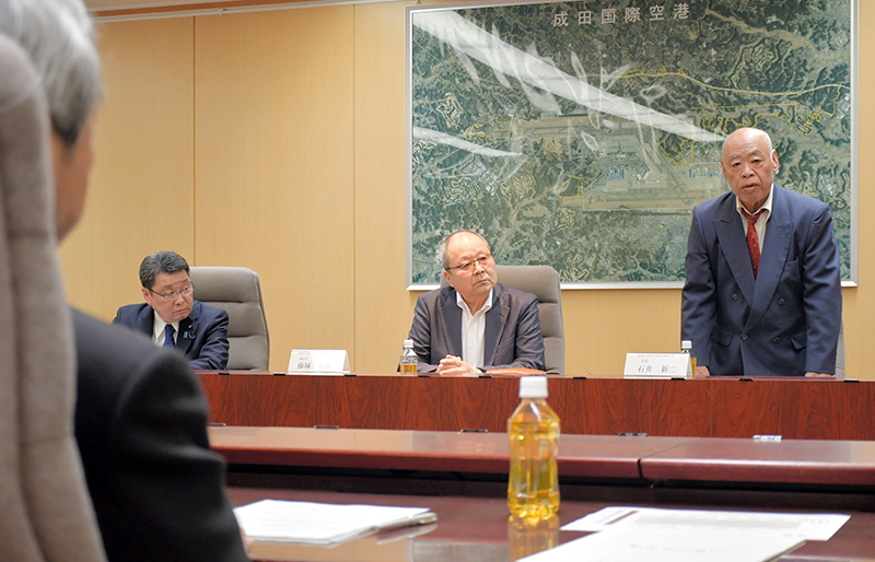 NAAの田村社長に機能強化実現に向けた思いを語る石井会長(右)=成田市
