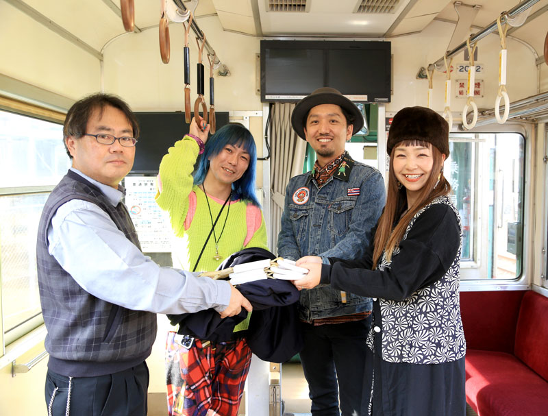 銚電の制服などを活用した衣装の製作や披露に取り組んだ（右から）「かのんぷ♪」の２人、鶴田さん、銚電担当者（銚電提供）