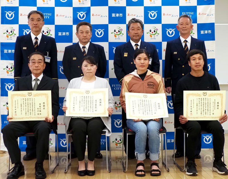 感謝状を贈られた（左から）塚越さん、渡辺さん、ファムさん、ホァンさん＝富津市