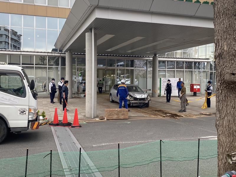 病院に突っ込んだ後、現場から運び出された車。前の部分が大きくへこんでいる=１０日午後３時３５分ごろ、船橋市の千葉徳洲会病院