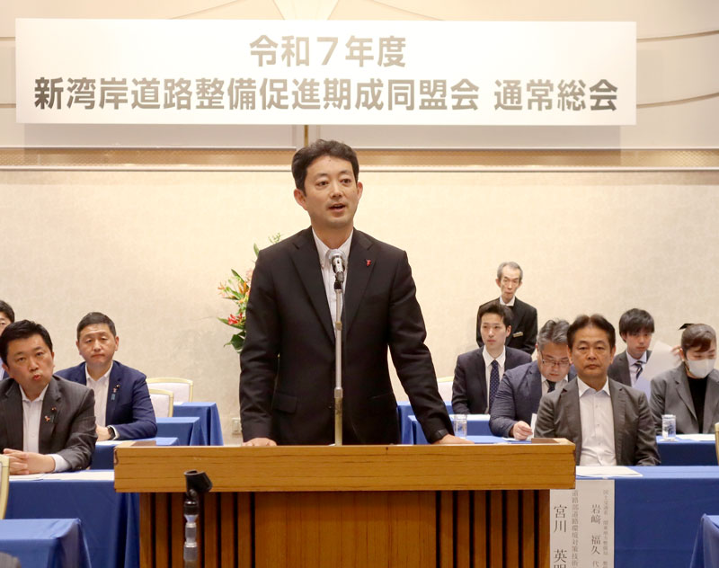 通常総会であいさつする熊谷知事＝９日、千葉市中央区