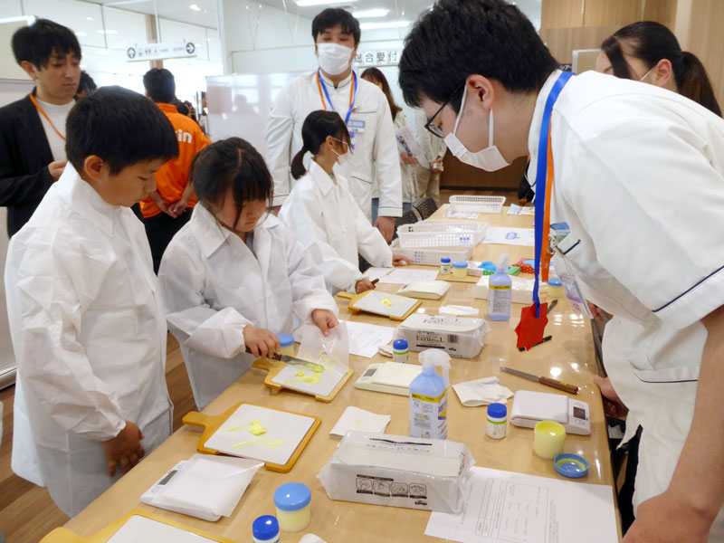 薬剤師体験をする子どもたち