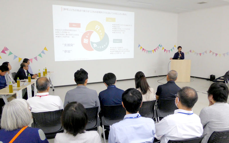子ども居場所づくりにおける大切な視点について話すこども家庭庁の安藤広報推進官=市原市の「ウエルコミ」