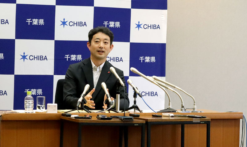 記者会見で補正予算案を説明する熊谷知事=14日、県庁