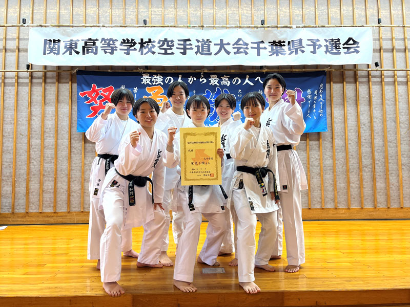 女子団体組手優勝の拓大紅陵