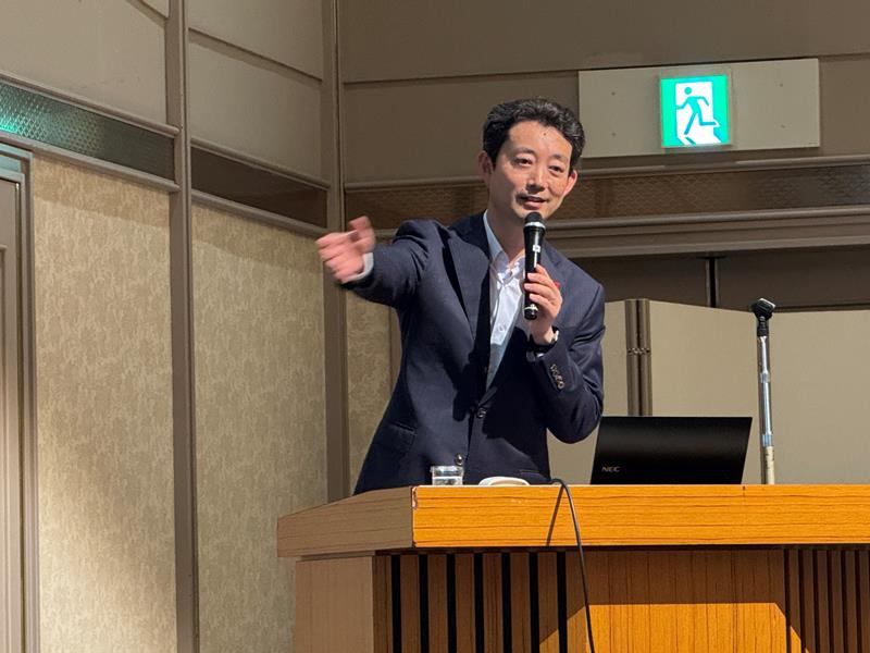 千葉政経懇話会５月例会で講演する熊谷知事＝３０日、千葉市中央区のホテル