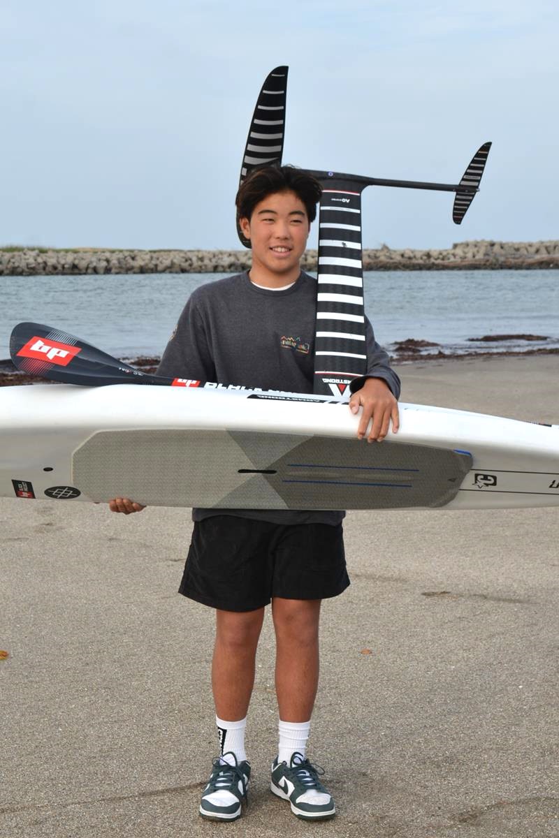ハワイのマウイ島―モロカイ島―オアフ島を渡る海峡レースに大会最年少の１３歳で出場する阿出川さん＝４月１８日、いすみ市