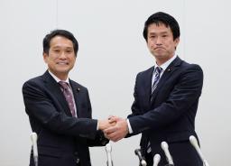 　記者会見で握手する立憲民主党の小川淳也元総務政務官（右）と大串博志役員室長＝１８日午後、国会