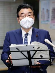 　新型コロナワクチンの３回目接種について記者団の取材に応じる後藤厚労相＝１３日午後、厚労省