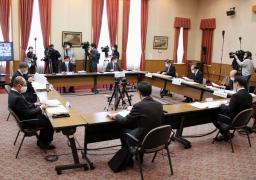　国交省の有識者会議がまとめた中間報告に関して静岡県と大井川流域自治体の首長らとの間で行われた意見交換＝２０日午前、静岡県庁