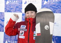 　ポーズをとるスノーボードクロス女子で北京冬季五輪代表の中村優花＝２２日、長野県茅野市