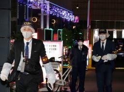 　男性の遺体が見つかったラブホテルを出る警視庁の捜査員＝２２日午前１時３分、東京・池袋